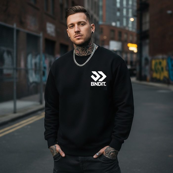 BNDIT. Crewneck mit Kette am Model