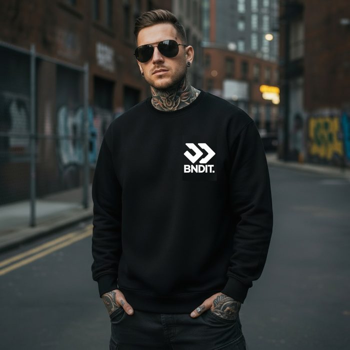 BNDIT. Crewneck schwarz am Model