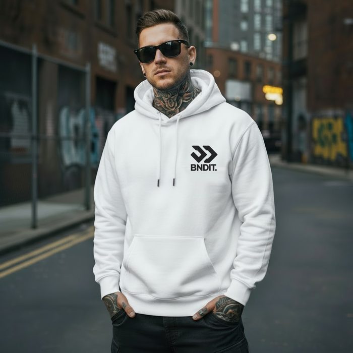 BNDIT. Hoodie weiß am Model